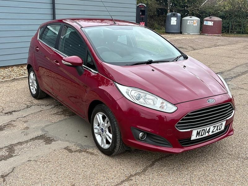 Used Ford Fiesta Zetec 81 HP (59 kW) 2014 Red Hatchback