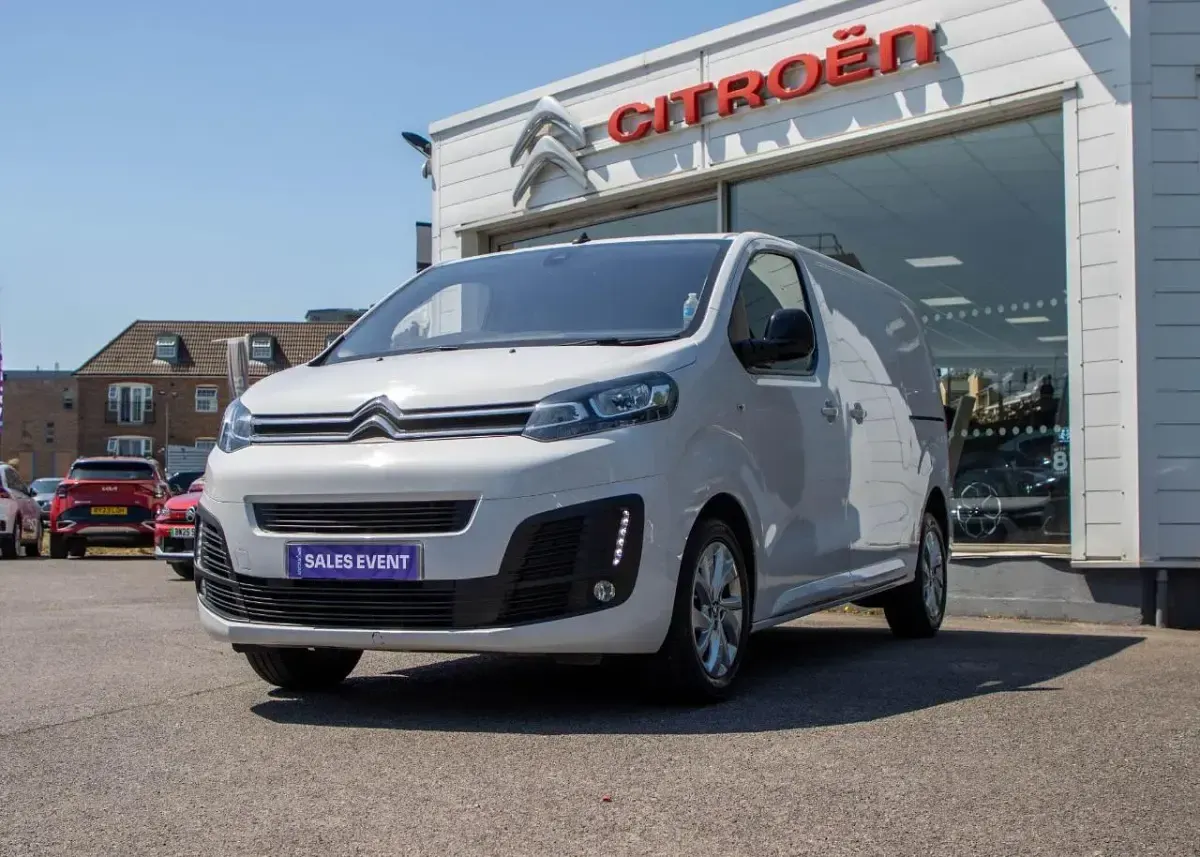 Used Citroën Dispatch 101 HP (74 kW) 2023 White MPV