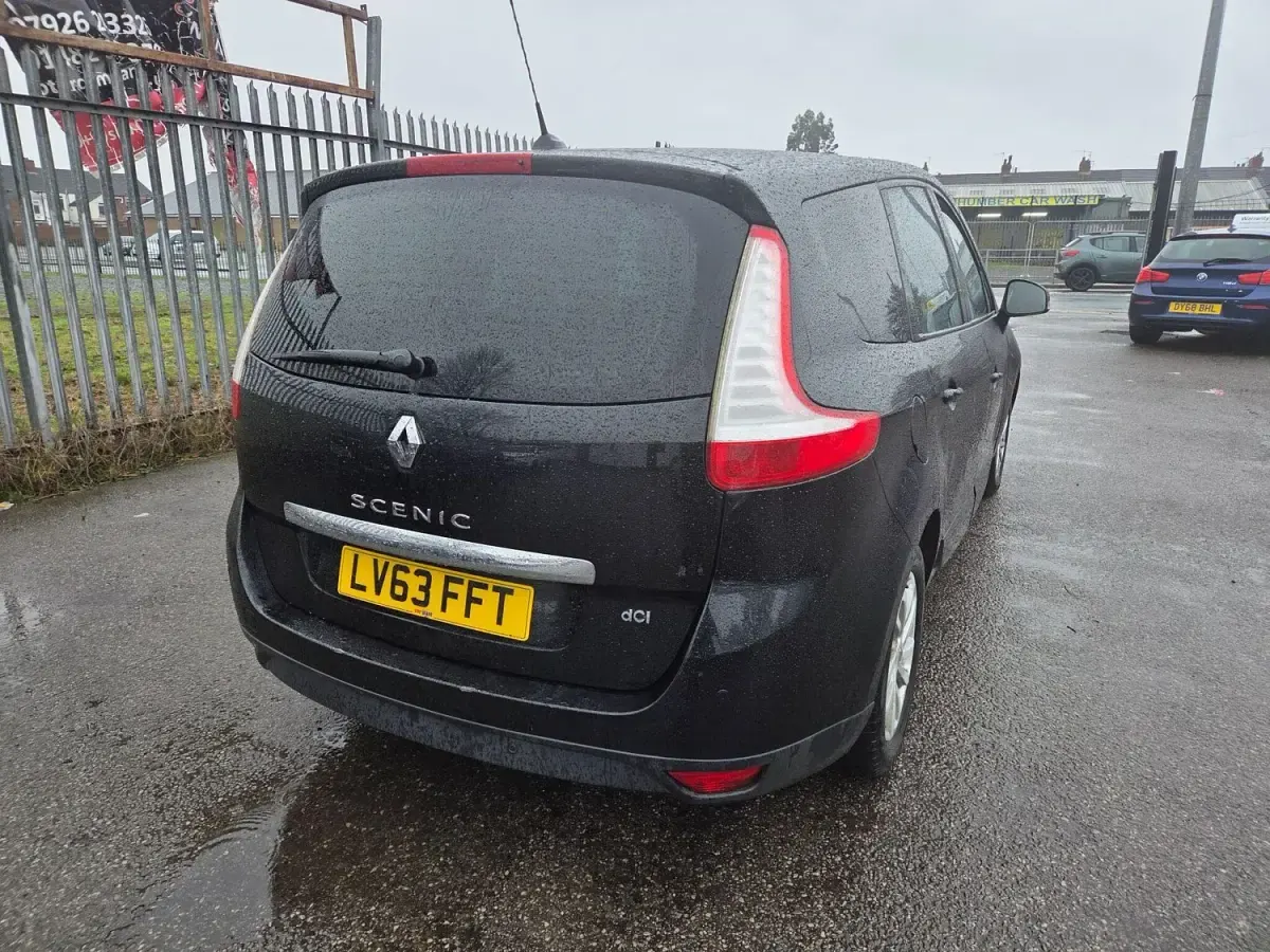 Usado Renault Grand Scénic III Dynamique 128 HP (94 kW) 2013 Preto Monovolume