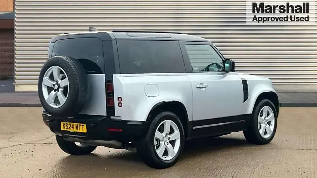 Used Land Rover Defender HSE Dynamic 300 HP (220 kW) 2024 Silver SUV