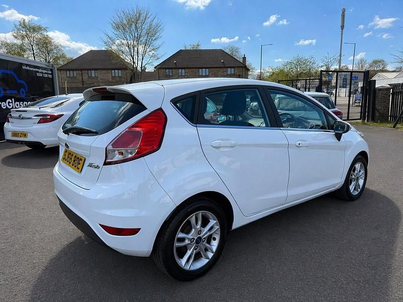 Usado Ford Fiesta Zetec 82 HP (60 kW) 2016 Branco Citadino