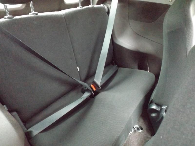 Used Toyota iQ 68 HP (50 kW) 2010 White Hatchback