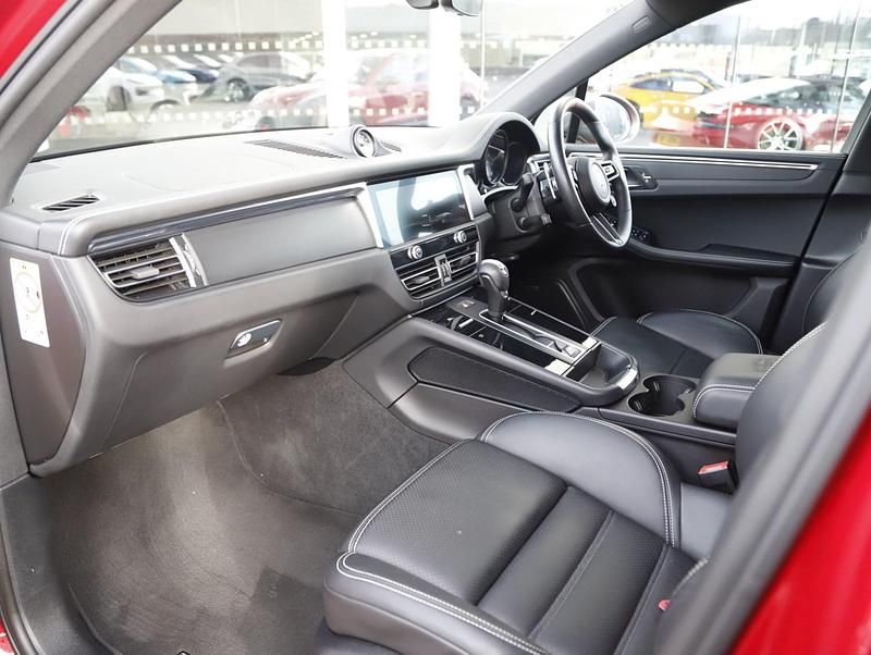 Used Porsche Macan 265 HP (194 kW) 2022 Red SUV