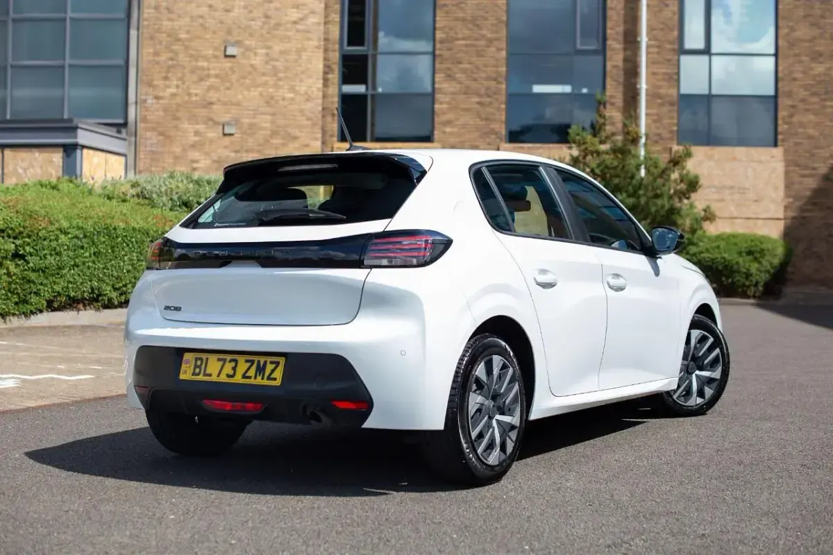 Used Peugeot 208 Active 99 HP (72 kW) 2024 White Hatchback