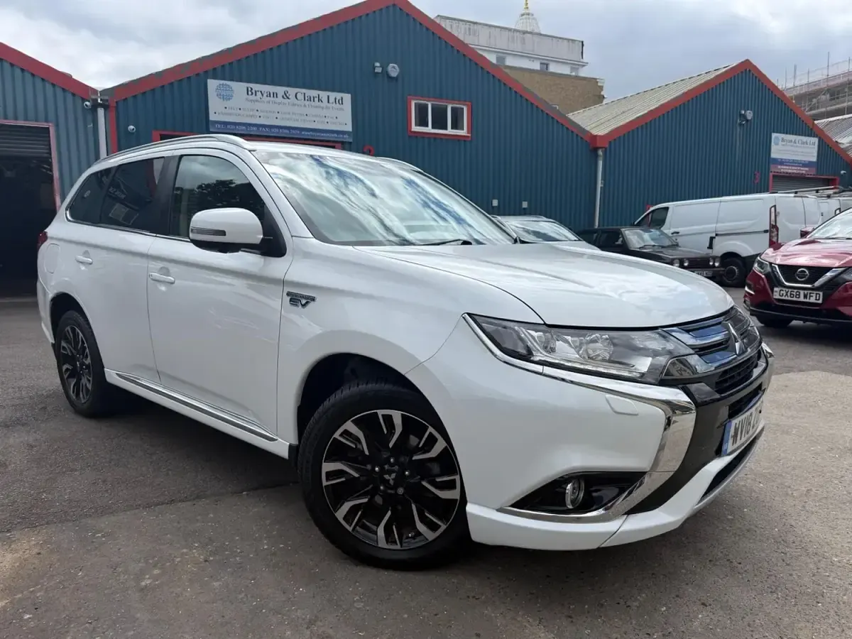 Used Mitsubishi Outlander P-HEV 2018 White Estate