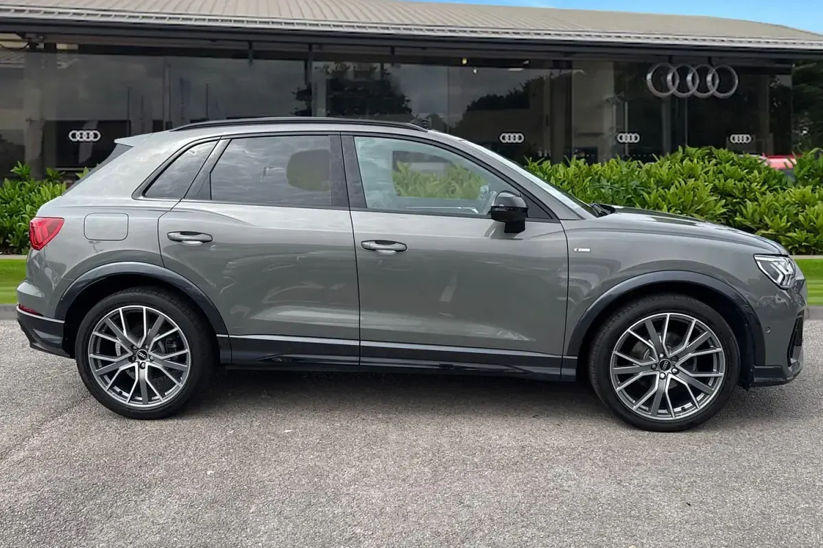 Begagnad Audi Q3 Advanced 150 HK (110 kW) 2021 Grå SUV