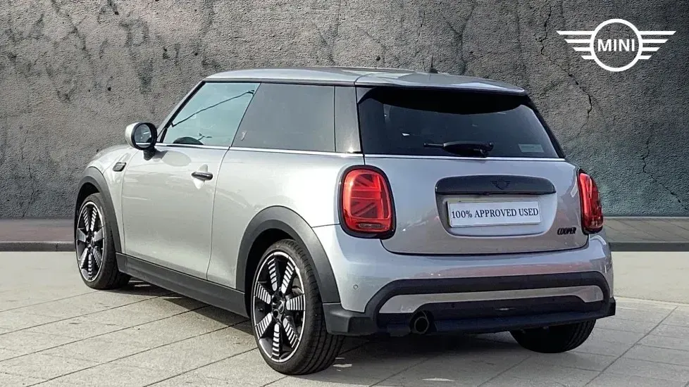 Używany Mini Cooper Exclusive 134 KM (98 kW) 2024 Srebrny Hatchback