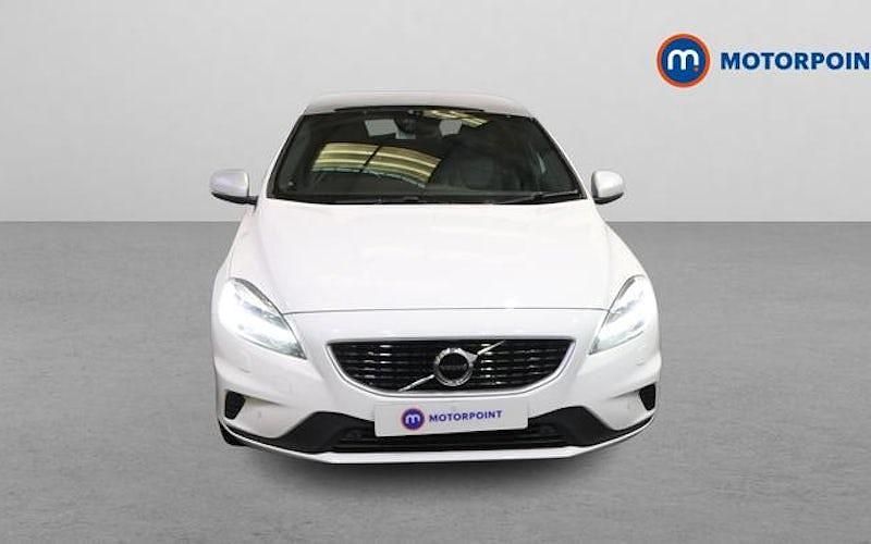 Used Volvo V40 R-Design Pro 150 HP (110 kW) 2018 White Hatchback