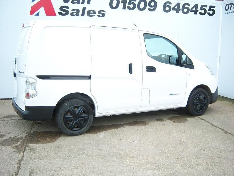 Used Nissan e-NV200 Acenta 80 kW (109 HP) 2015 White MPV