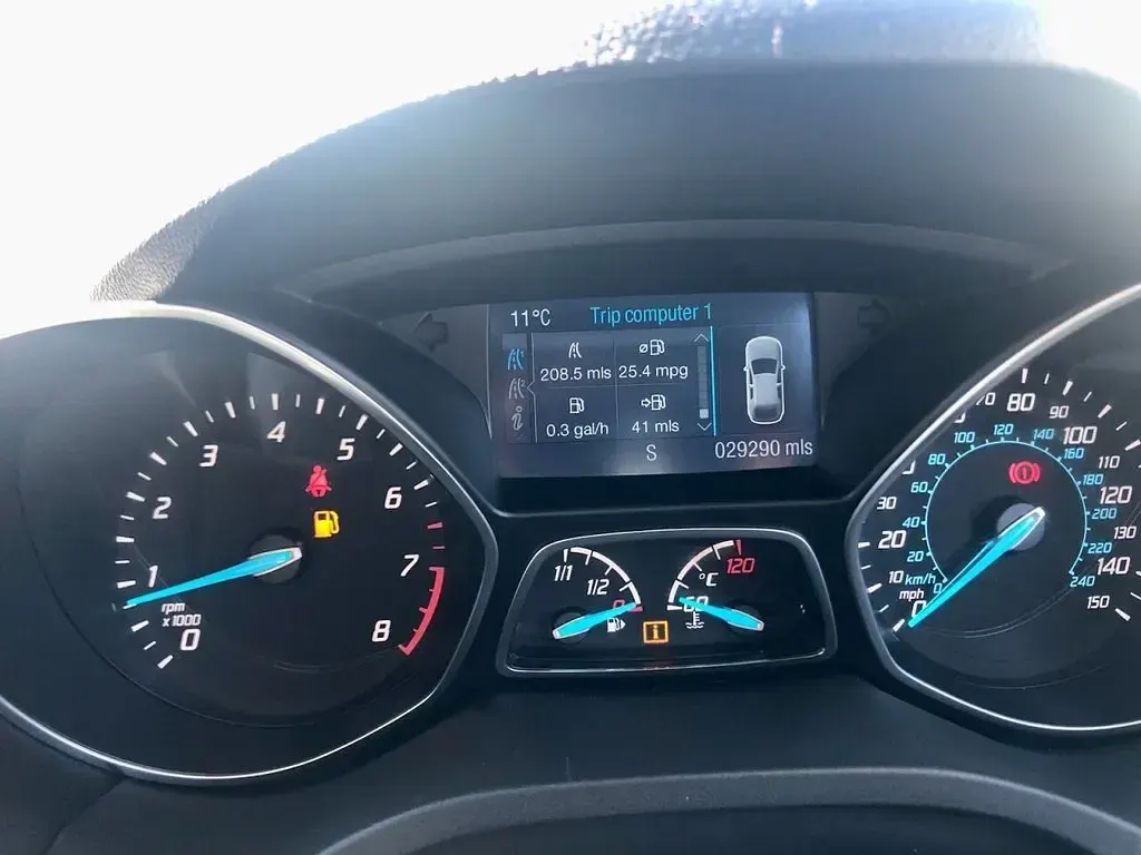 Usado Ford Kuga Titanium 150 HP (110 kW) 2015 Cinzento SUV