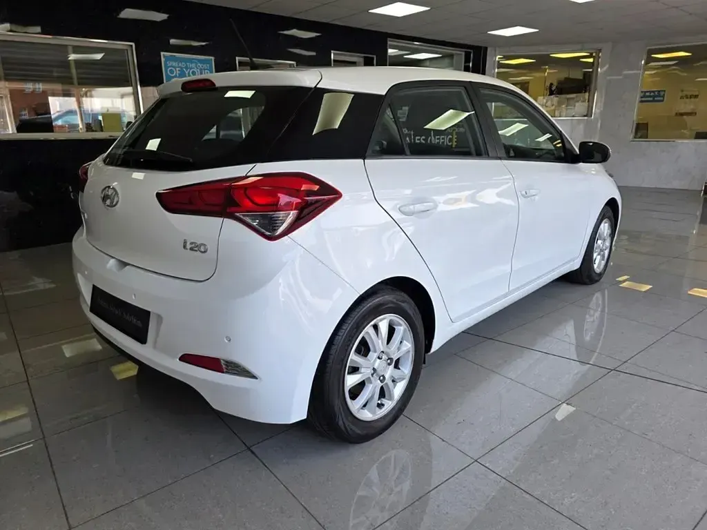 Used Hyundai i20 SE 84 HP (61 kW) 2017 White Hatchback