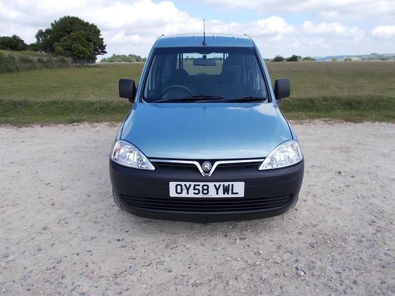 Second-hand Vauxhall Combo 2009 Albastru Monovolum