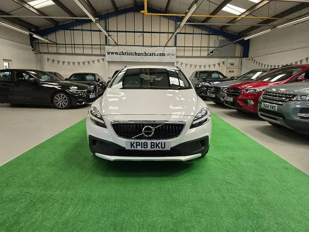 Used Volvo V40 2018 White Hatchback