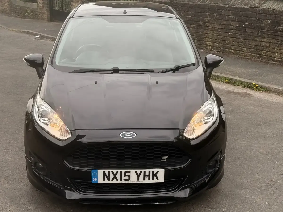 Usado Ford Fiesta Zetec 125 HP (91 kW) 2015 Preto Citadino