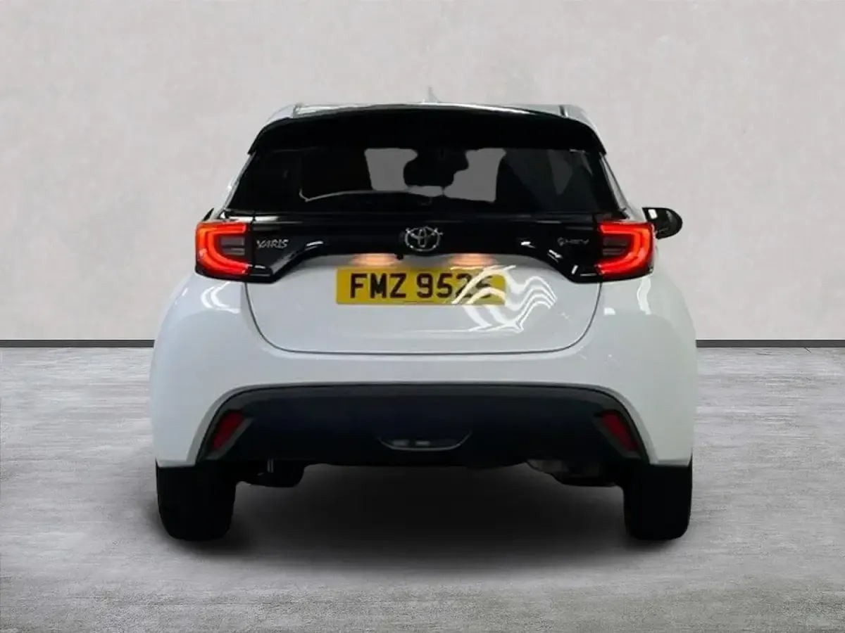 Used Toyota Yaris Design 116 HP (85 kW) 2024 White Hatchback