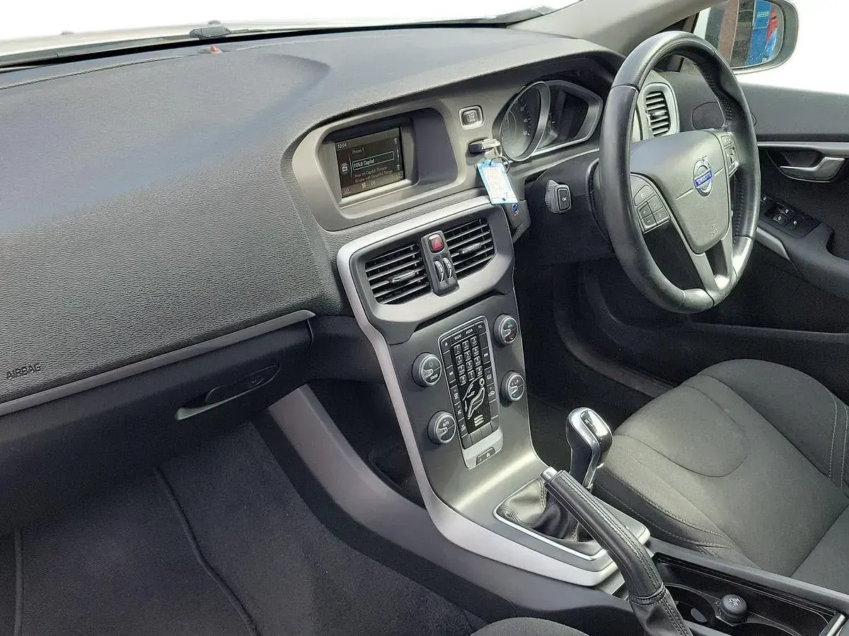 Used Volvo V40 150 HP (110 kW) 2014 White Hatchback