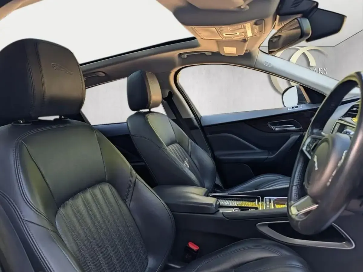 Begagnad Jaguar F-Pace Portfolio 180 HK (132 kW) 2018 Grå SUV