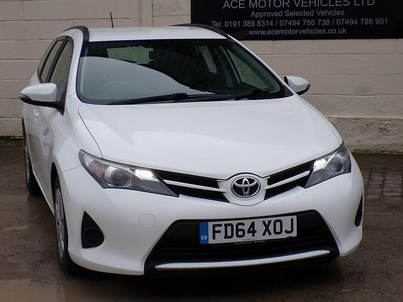 Used Toyota Auris Active 90 HP (66 kW) 2014 White Estate