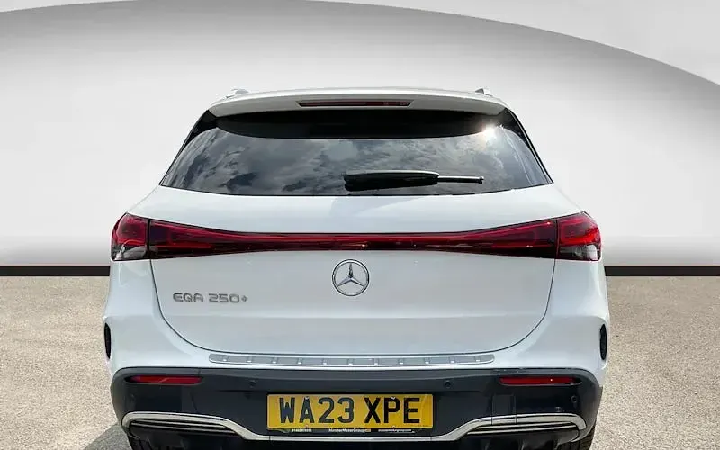 Käytetty Mercedes EQA250+ AMG line 139 kW (190 HP) 2023 Valkoinen Katumaasturi