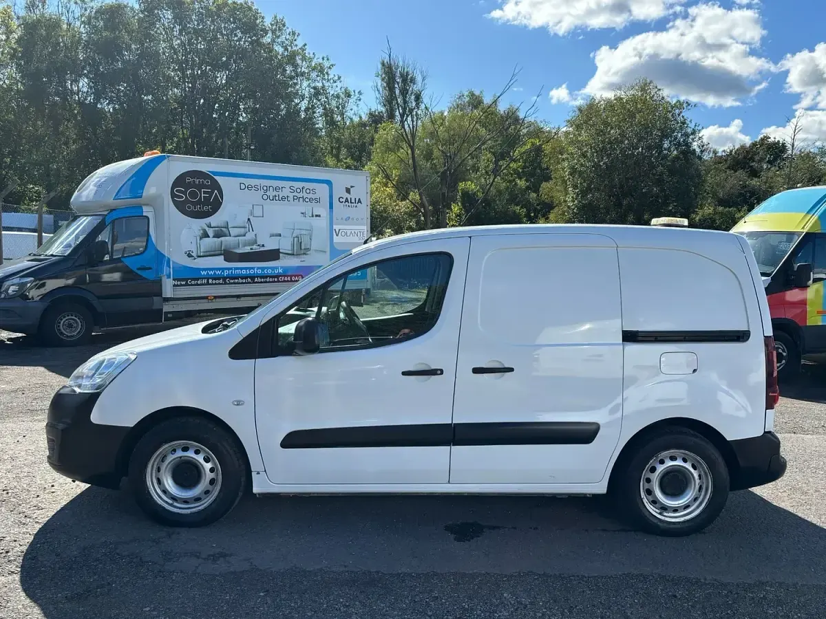 Used Citroën Berlingo 100 HP (73 kW) 2017 White MPV