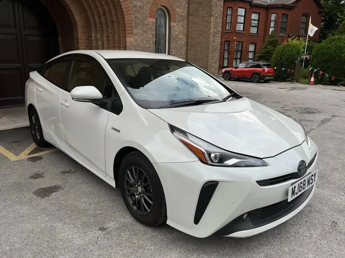 Used Toyota Prius Active 122 HP (89 kW) 2019 White Hatchback