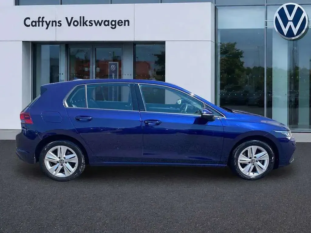 Used VW Golf VIII Life 150 HP (110 kW) 2022 Blue Hatchback