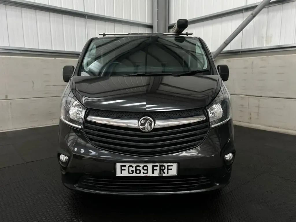 Second-hand Vauxhall Vivaro Sportive 120 CP (88 kW) 2019 Negru Monovolum