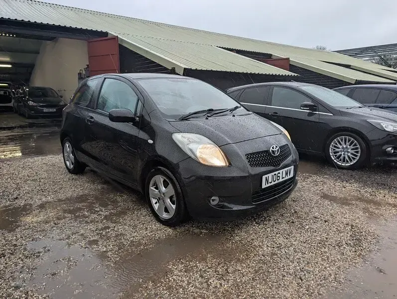 Used Toyota Yaris 85 HP (62 kW) 2006 Black Hatchback