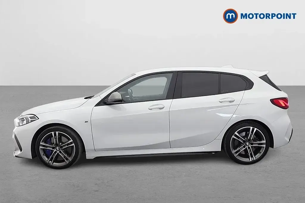 Begagnad BMW M135 2022 Vit Halvkombi