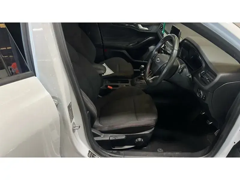 Begagnad Ford Focus ST-Line 125 HK (91 kW) 2021 Vit Halvkombi