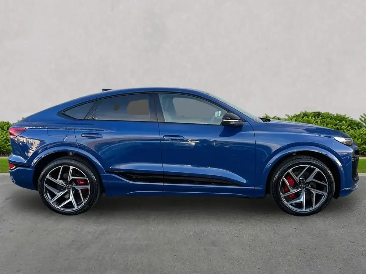 Begagnad Audi e-tron Business 359 kW (489 HK) 2025 Blå SUV