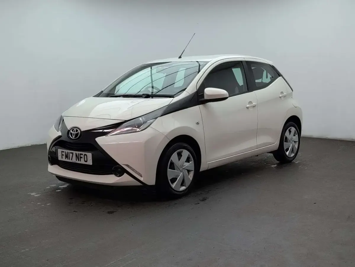 Used Toyota Aygo X-play 69 HP (50 kW) 2017 White Hatchback