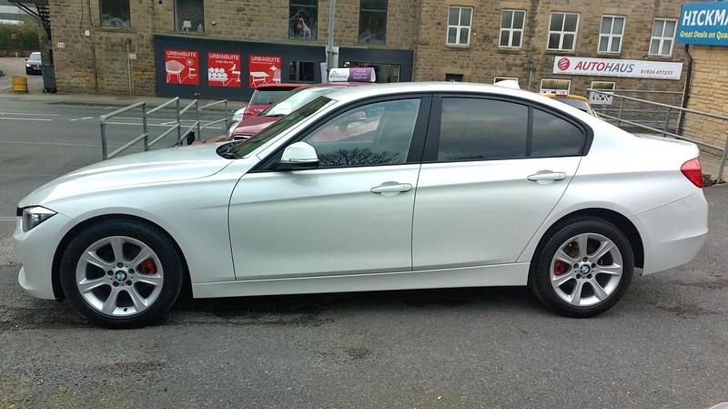 Begagnad BMW 318 Advantage 2013 Vit Sedan