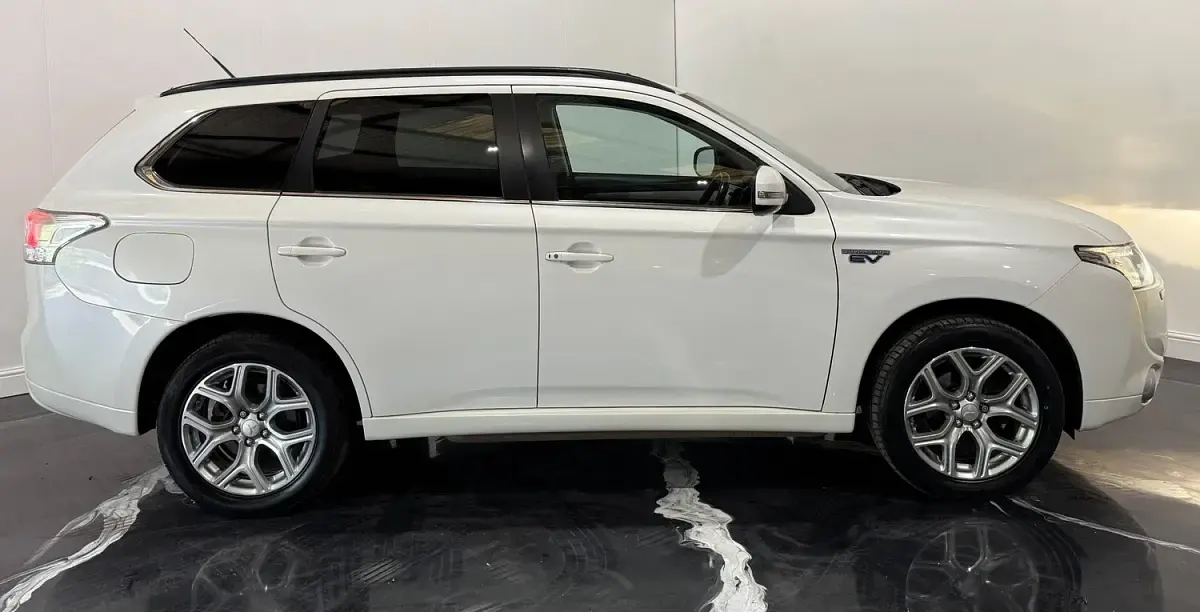 Used Mitsubishi Outlander P-HEV 200 HP (147 kW) 2015 White Estate