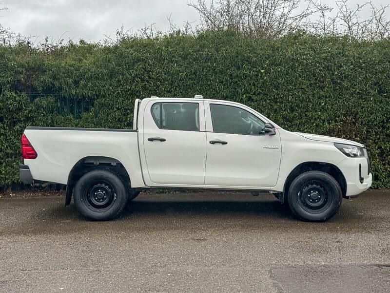 Used Toyota HiLux Active 150 HP (110 kW) 2024 White Pickup