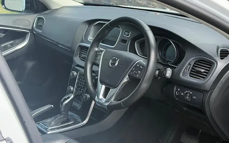Used Volvo V40 Pro 120 HP (88 kW) 2018 White Hatchback