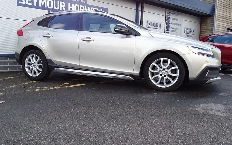 Used Volvo V40 152 HP (111 kW) 2017 Hatchback