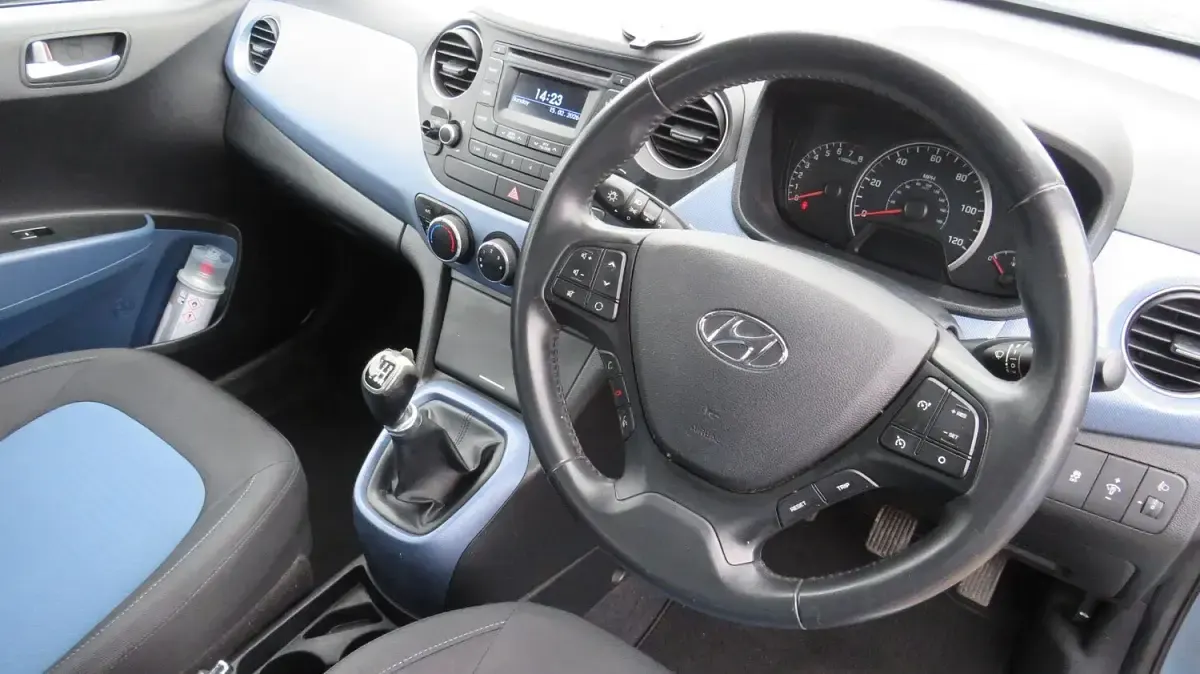 Used Hyundai i10 Premium 87 HP (63 kW) 2015 Blue Hatchback