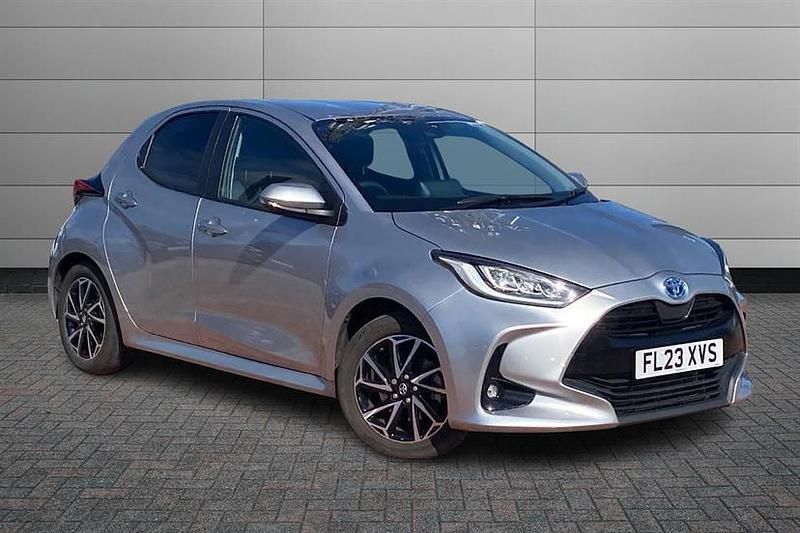 Used Toyota Yaris Hybrid Design 116 HP (85 kW) 2023 Silver Hatchback