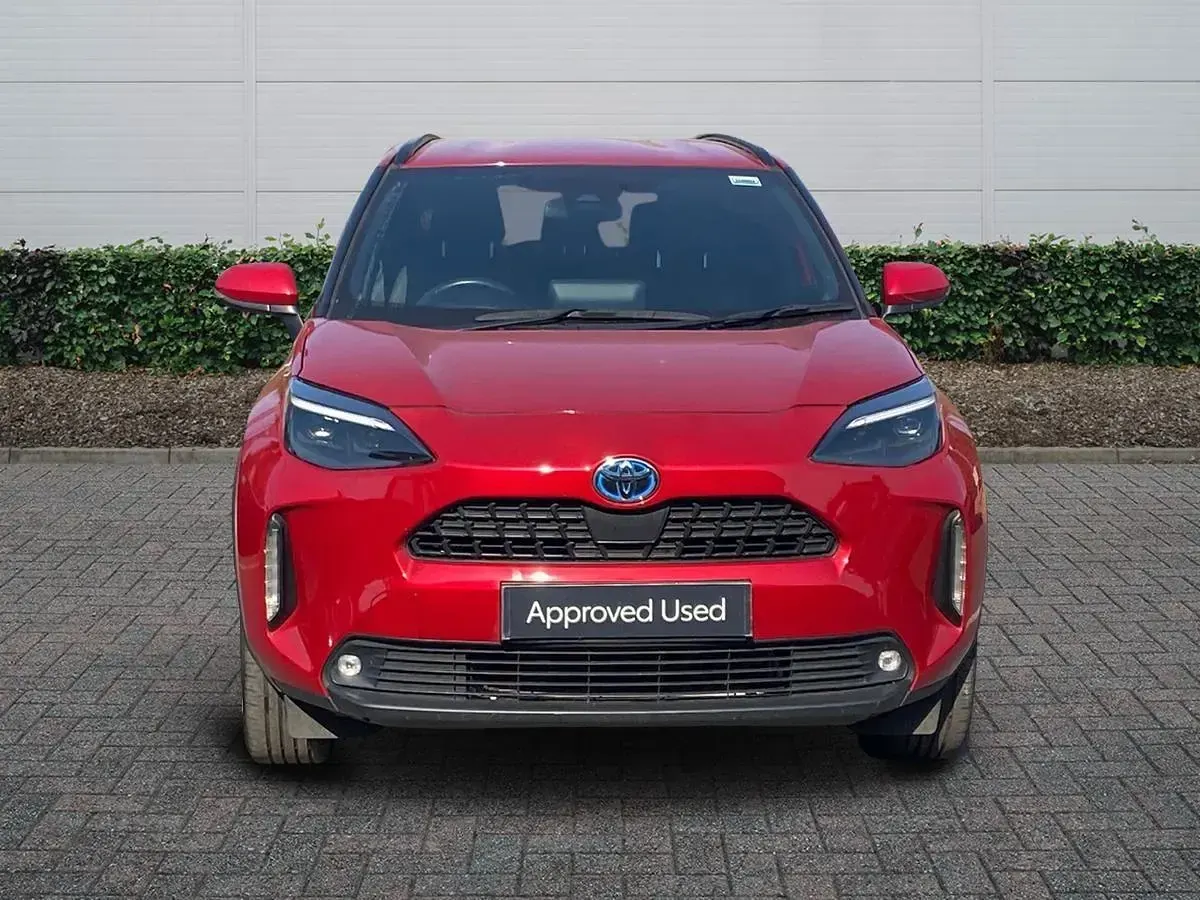 Used Toyota Yaris Hybrid Design 2023 Red Estate