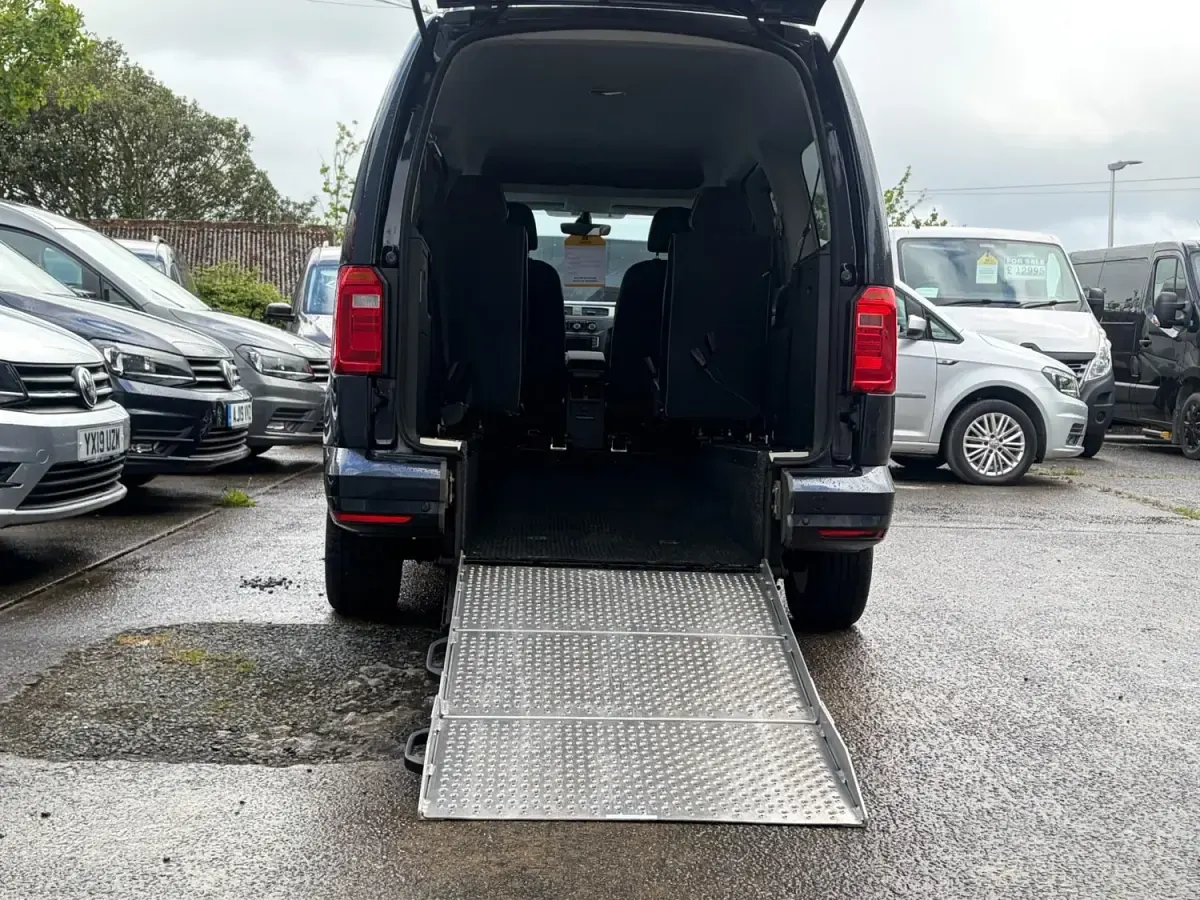Używany VW Caddy Maxi Life 2018 Niebieski Minivan