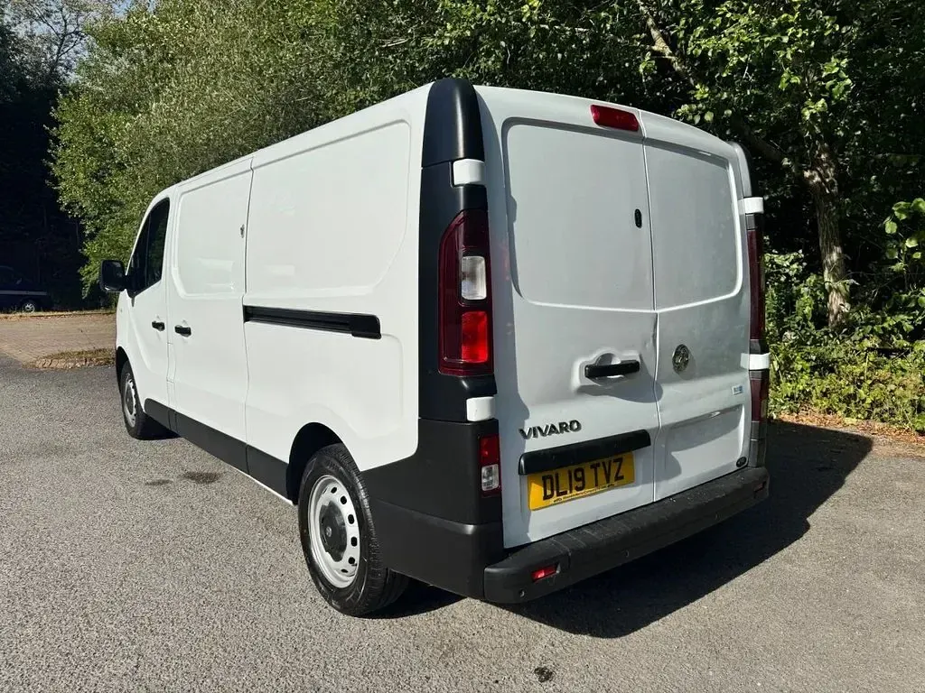 Used Vauxhall Vivaro 120 HP (88 kW) 2019 White MPV
