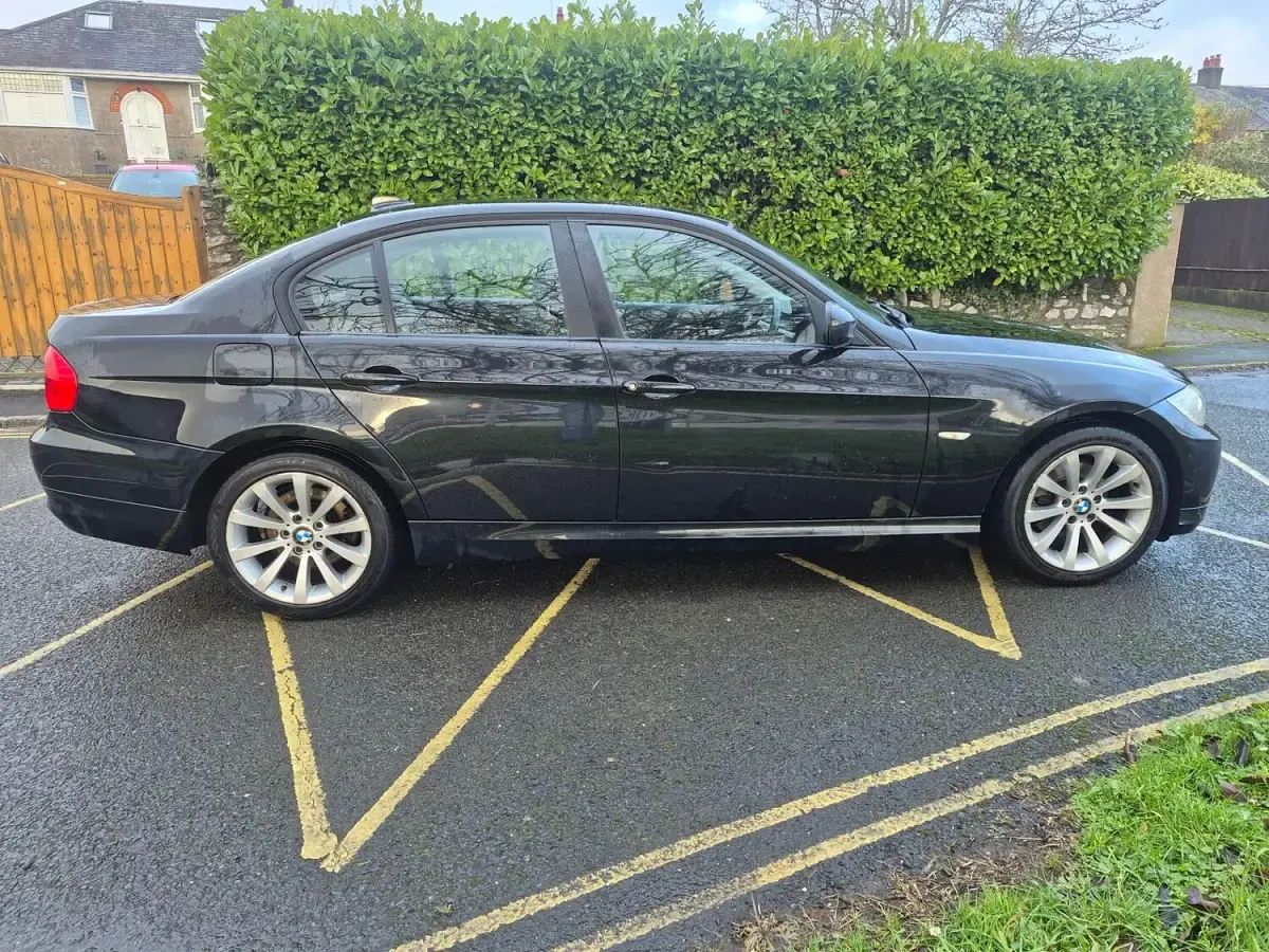 Used BMW 318 2011 Black Sedan