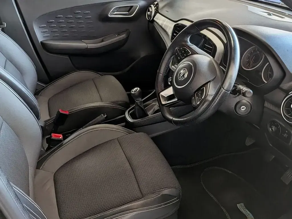Begagnad MG MG3 Exclusive 2022 Svart Halvkombi