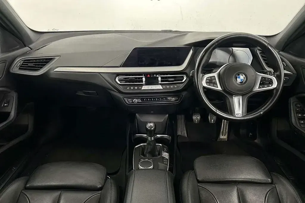 Usado BMW 118 M Sport 138 CV (101 kW) 2021 Azul Utilitario