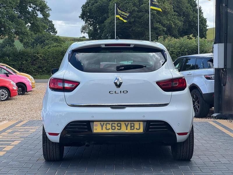 Used Renault Clio IV Iconic 90 HP (66 kW) 2019 White Hatchback