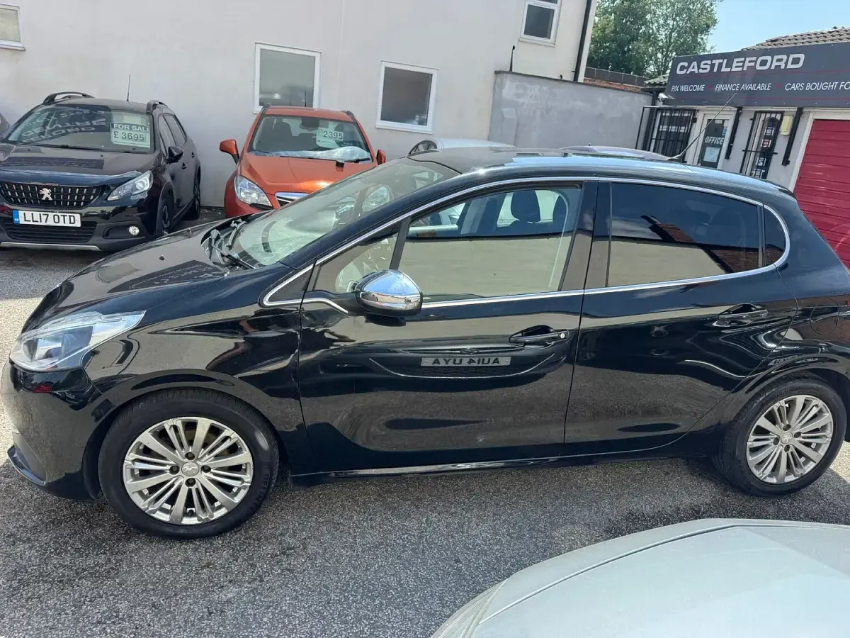 Used Peugeot 208 Allure 100 HP (73 kW) 2015 Black Hatchback