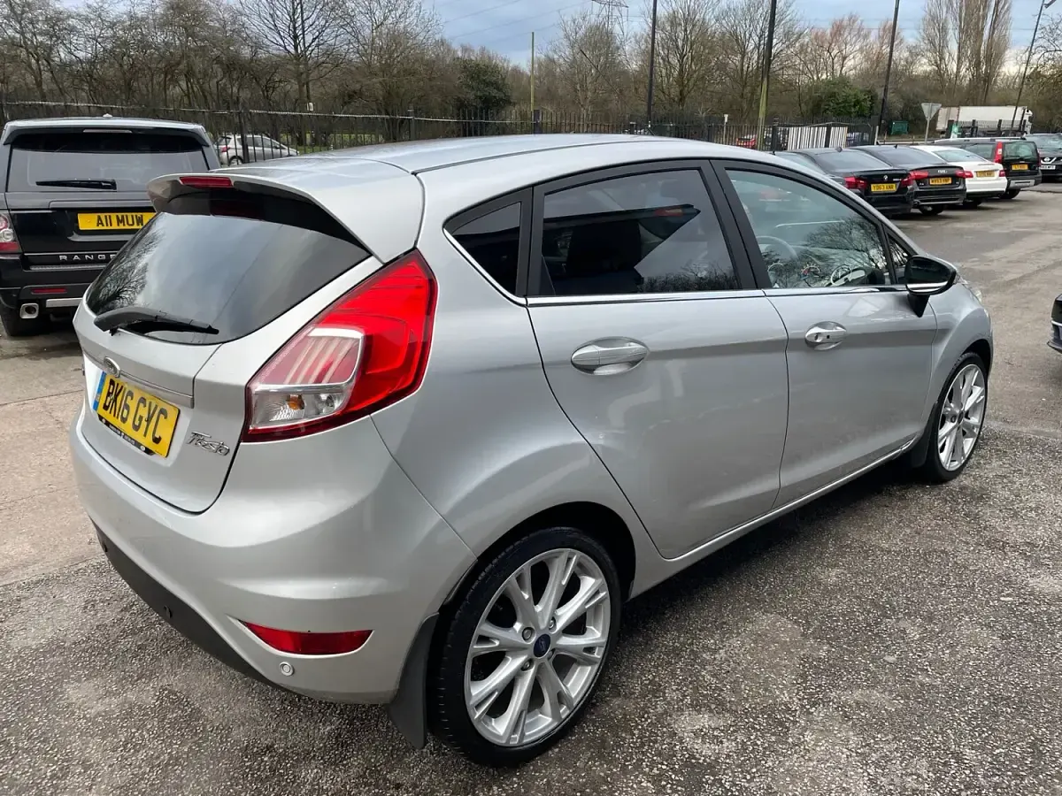 Used Ford Fiesta Titanium 125 HP (91 kW) 2016 Silver Hatchback