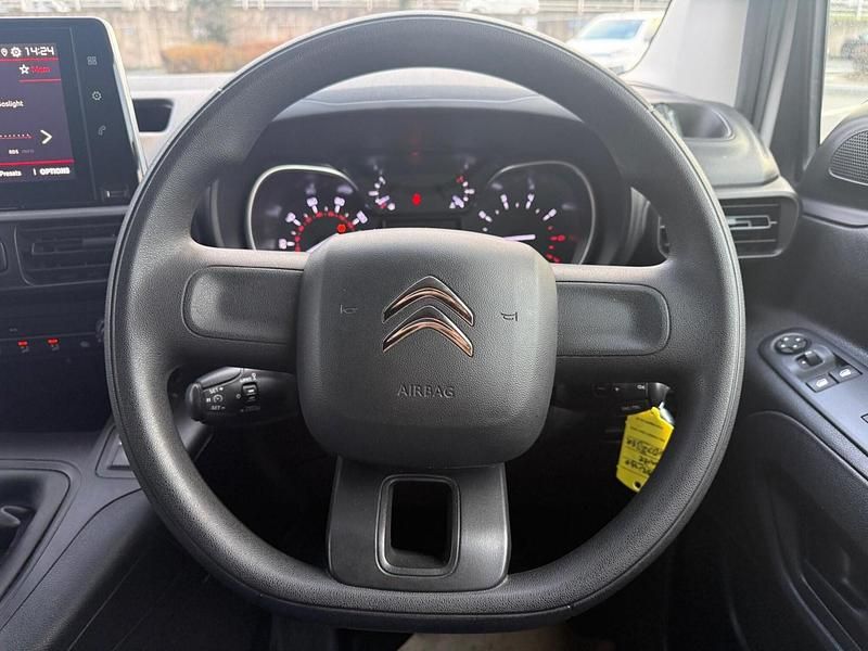 Used Citroën Berlingo 100 HP (73 kW) 2022 White MPV