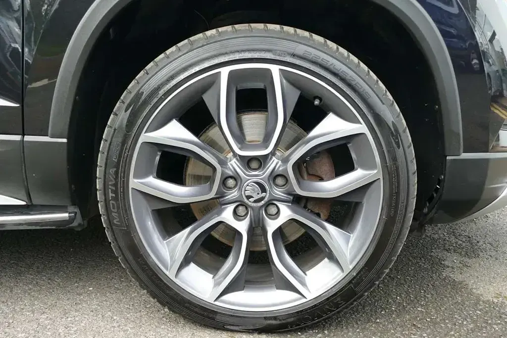 Usado Skoda Karoq Scout 4x4 147 CV (108 kW) 2019 Negro SUV